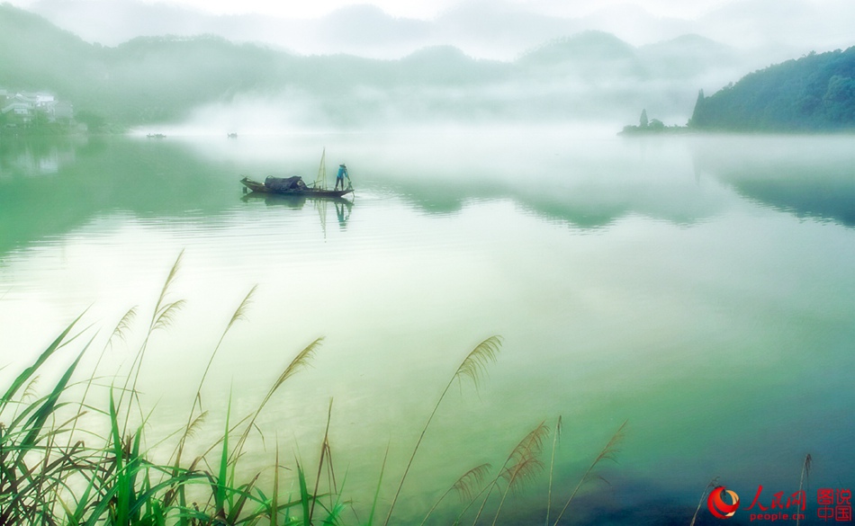 Xin'an River shrouded in mist before dawn