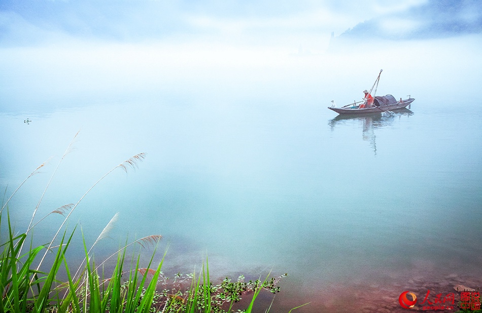 Xin'an River shrouded in mist before dawn