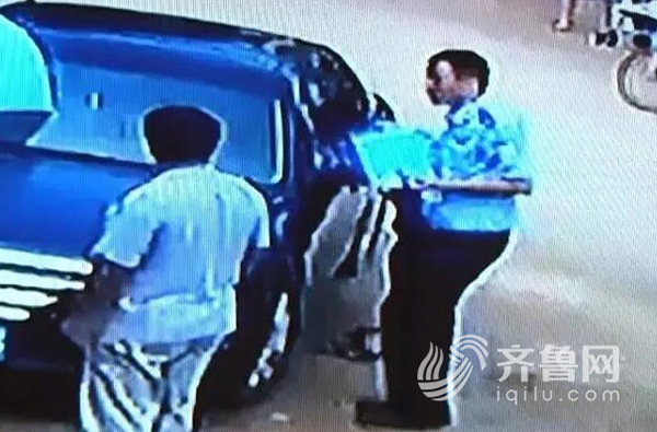 Passerby saves child locked in a car by cooling the car with water ...