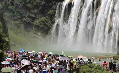 Huangguoshu Waterfall enters tourism peak time