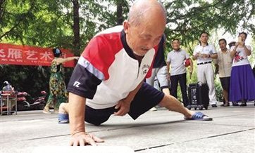 Be Strong: 82-year-old man breaks record with 155 one-arm pushups