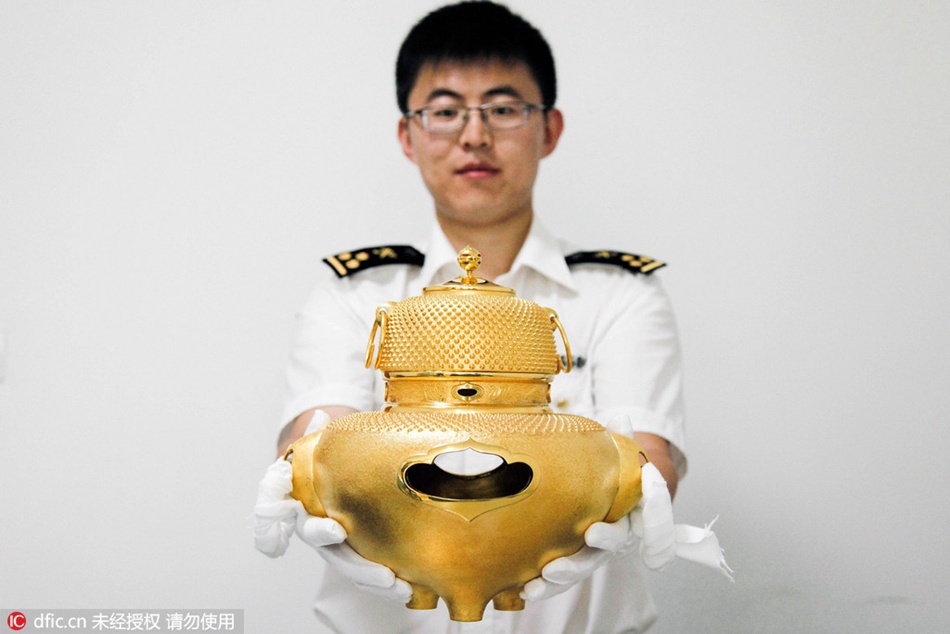 Imported gold artifacts worth 2.63 million yuan seized by Chinese customs