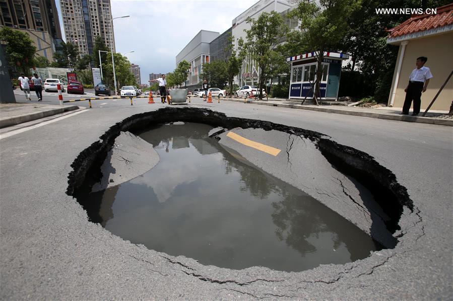 Road in E China's Jiangsu collapsed
