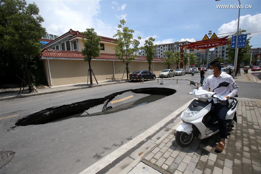 Road in E China's Jiangsu collapsed