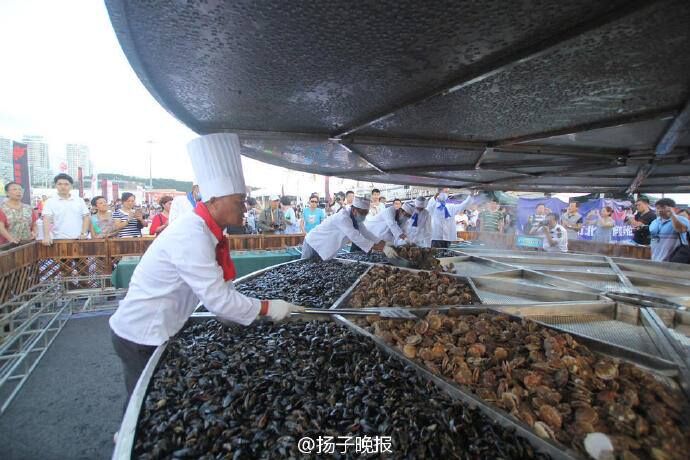 Two tons of seafood cooked in gigantic pot  in east China's Qingdao