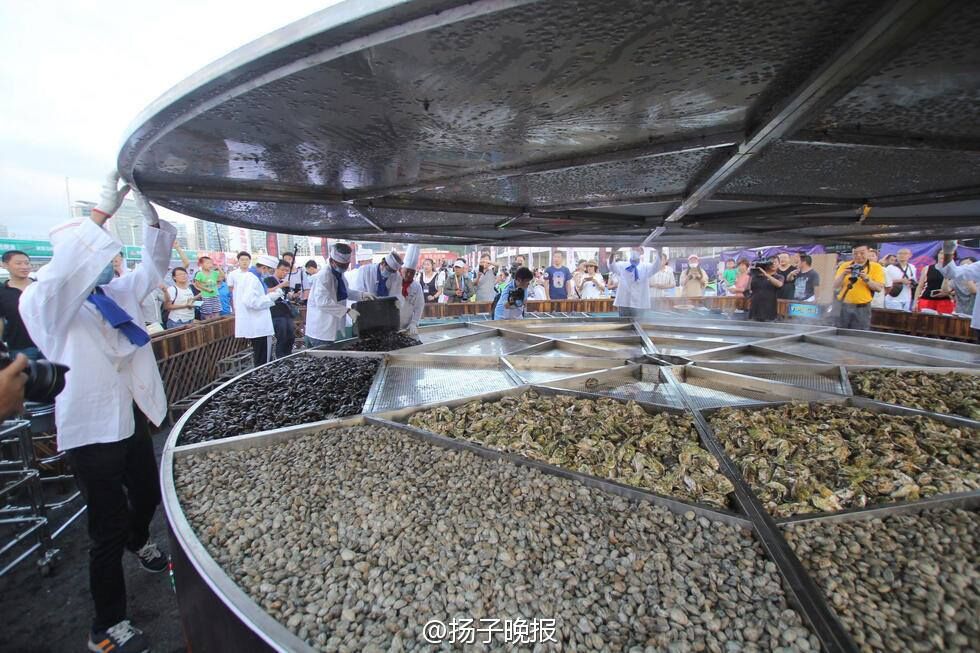 Two tons of seafood cooked in gigantic pot  in east China's Qingdao