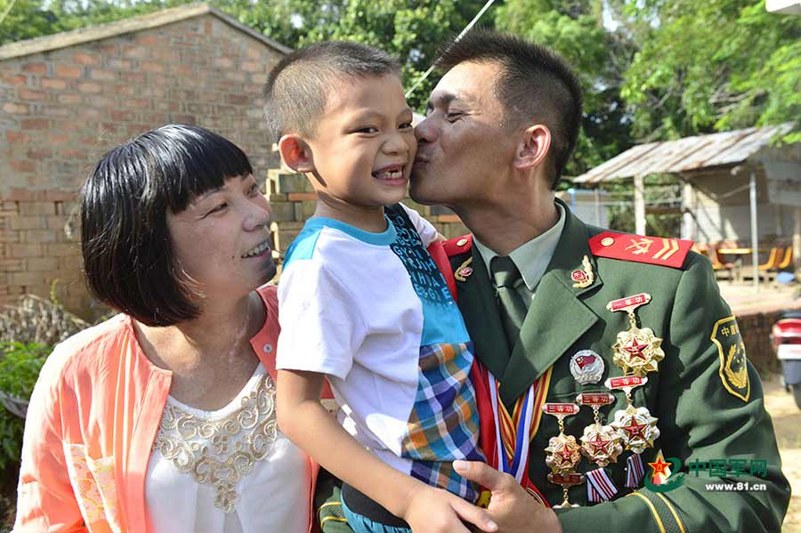 Chinese valentines: PLA soldiers stationed in border areas reunite with their wives