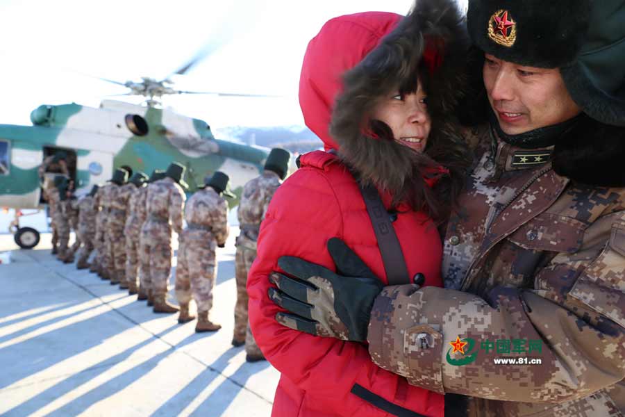 Chinese valentines: PLA soldiers stationed in border areas reunite with their wives