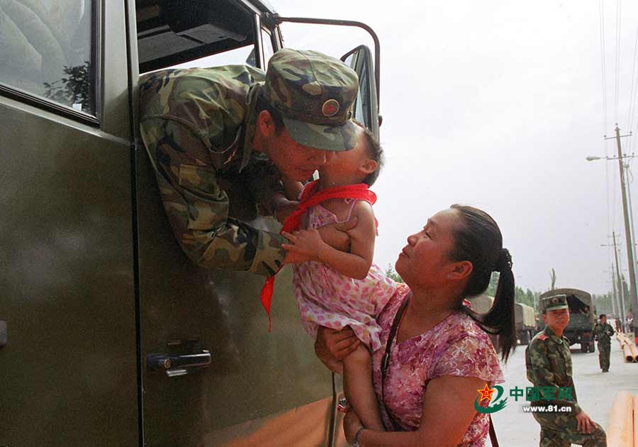 Chinese valentines: PLA soldiers stationed in border areas reunite with their wives