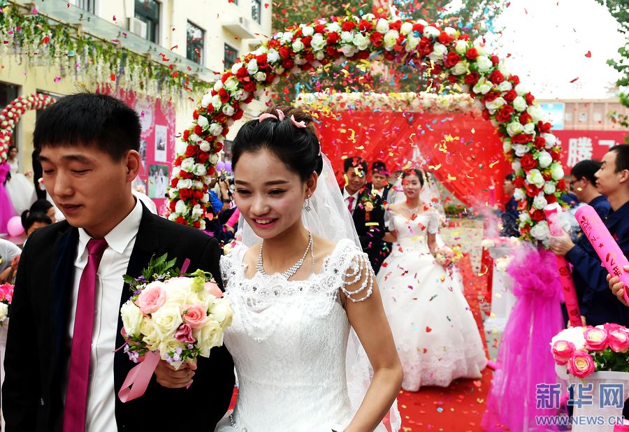 22 Zhengzhou metro employees wed in newly built subway