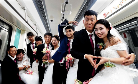 22 Zhengzhou metro employees wed in newly built subway