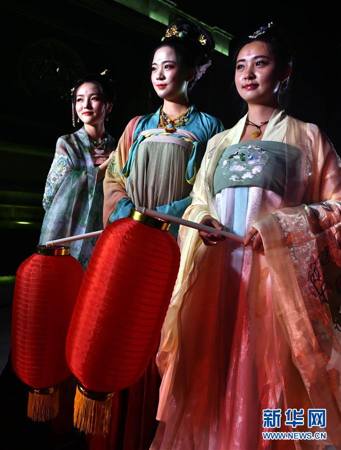 Hanfu fans experience traditional culture during Qixi Festival