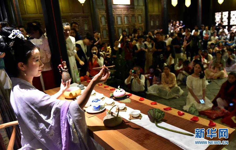 Hanfu fans experience traditional culture during Qixi Festival