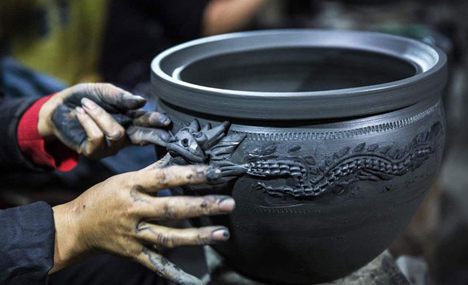 Yingjing County's hand-crafted 'black pottery'