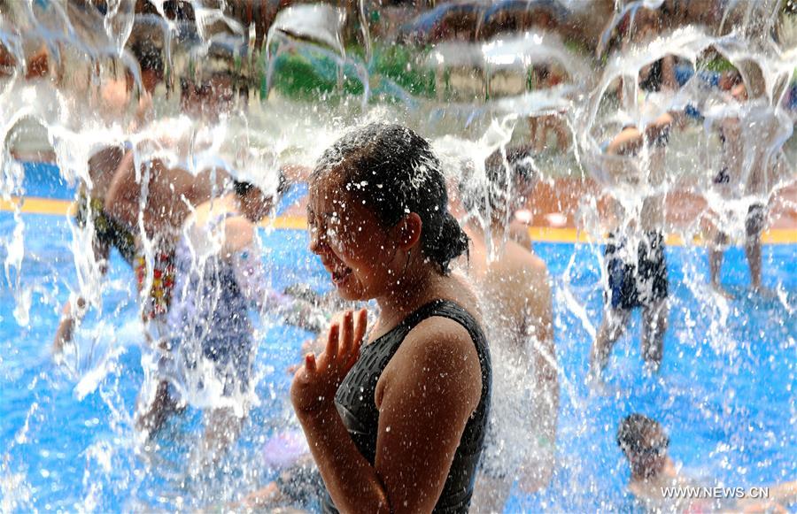 Heat wave hits SW China
