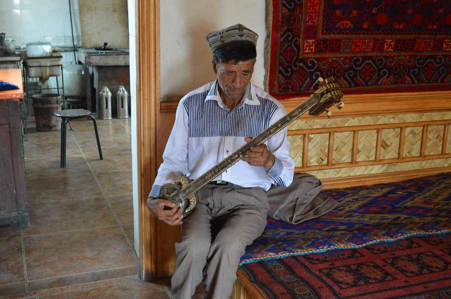 Century-old tea house welcomes guests in Kashgar