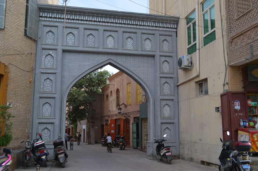Century-old tea house welcomes guests in Kashgar