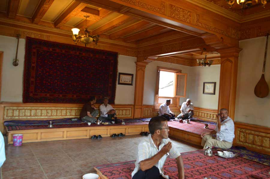 Century-old tea house welcomes guests in Kashgar