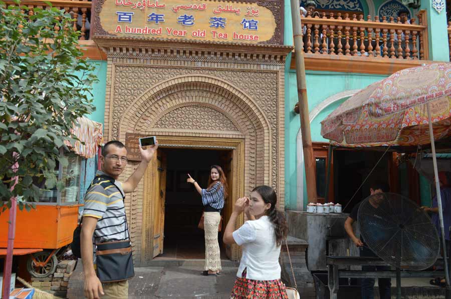 Century-old tea house welcomes guests in Kashgar