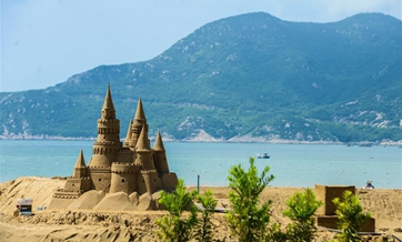 Artists build sand sculptures to greet upcoming G20 Summit