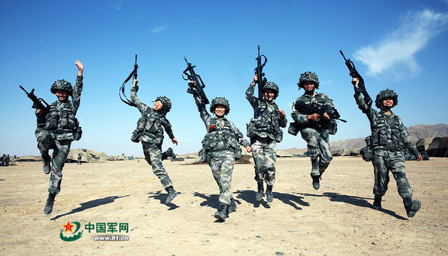 Female PLA soldiers train in Gobi Desert