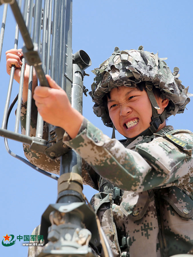 Female PLA soldiers train in Gobi Desert