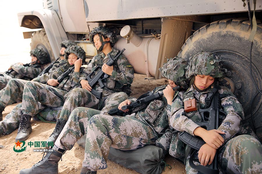 Female PLA soldiers train in Gobi Desert