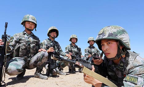 Female PLA soldiers train in Gobi Desert