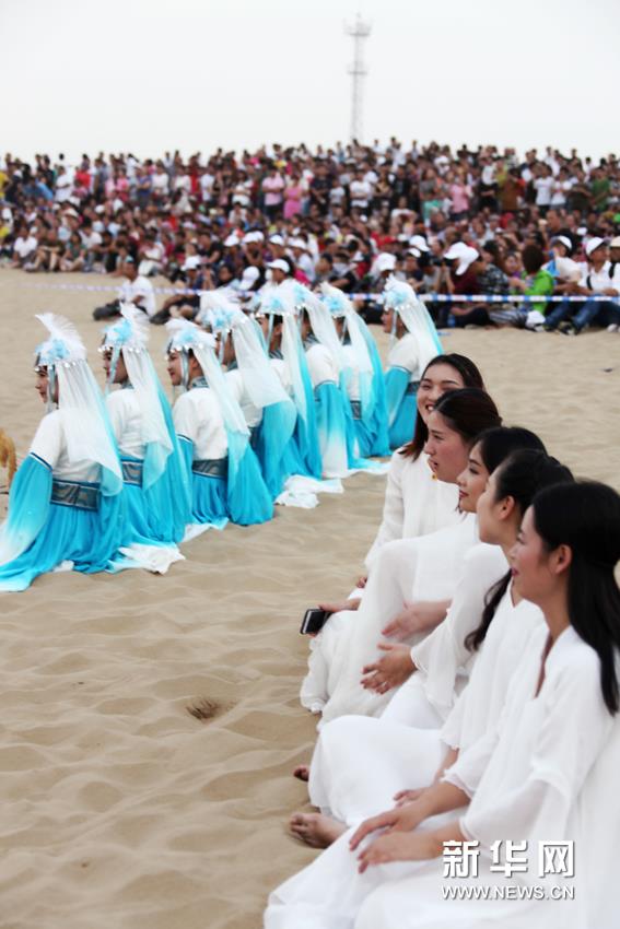 Ancient music rings out at desert concert in Xinjiang