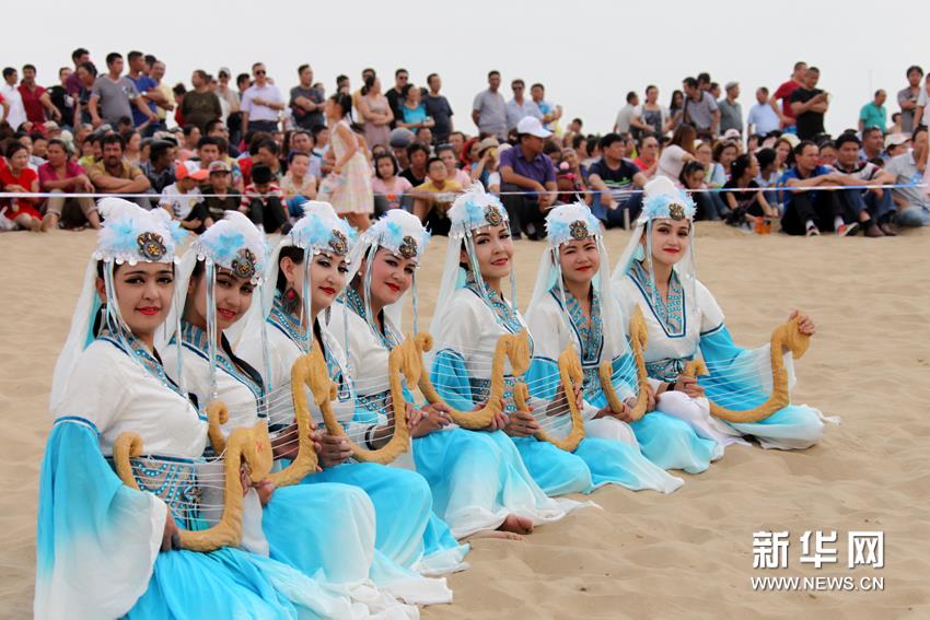 Ancient music rings out at desert concert in Xinjiang