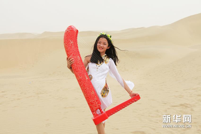 Ancient music rings out at desert concert in Xinjiang