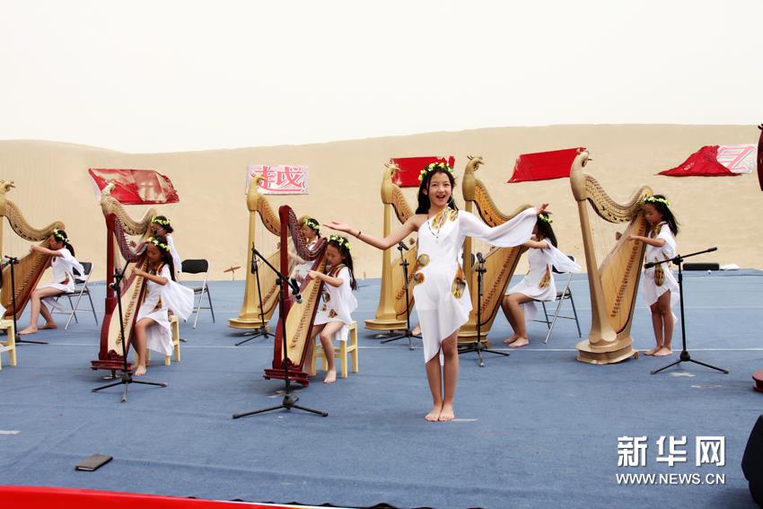 Ancient music rings out at desert concert in Xinjiang