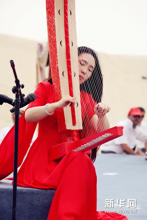 Ancient music rings out at desert concert in Xinjiang