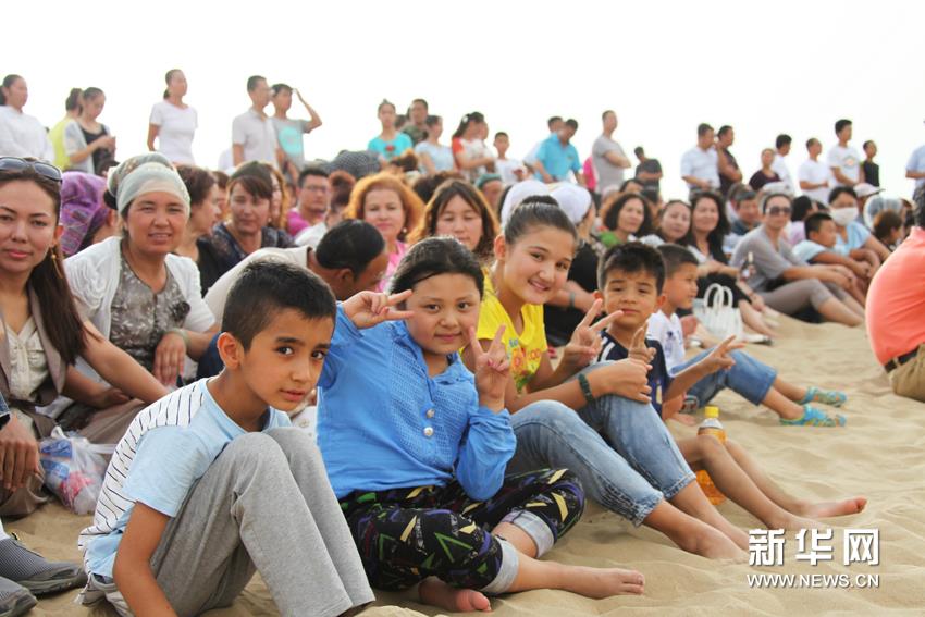 Ancient music rings out at desert concert in Xinjiang