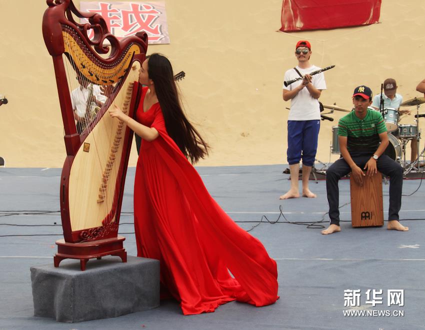 Ancient music rings out at desert concert in Xinjiang
