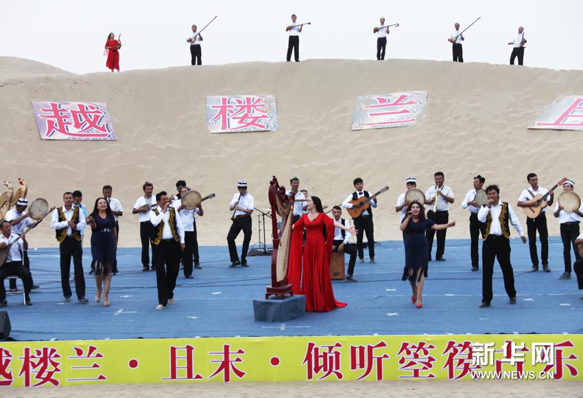 Ancient music rings out at desert concert in Xinjiang