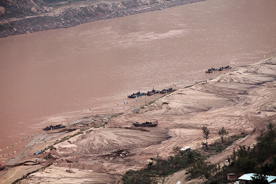 Drowned woman's corpse carried 200 km along Yellow River, victim's family asked to pay 100,000 yuan for the body
