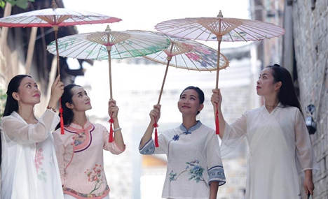 Han-style costumes presented during traditional dress show