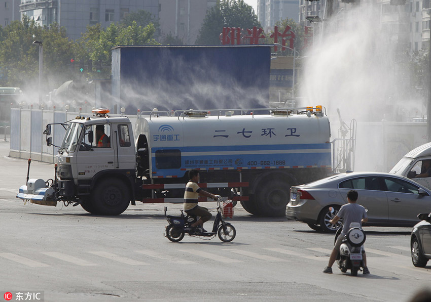 Water mist creates spectacular streetscape in Zhengzhou