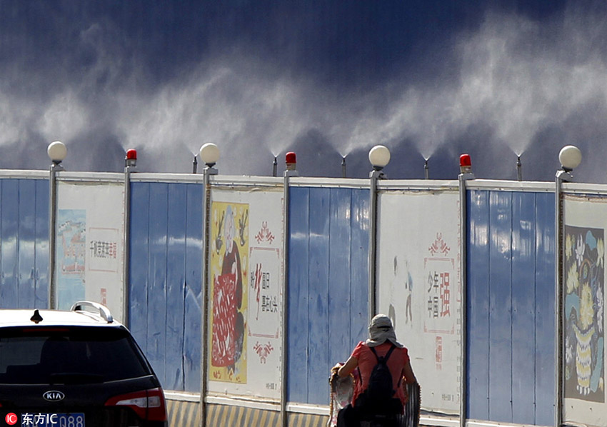 Water mist creates spectacular streetscape in Zhengzhou