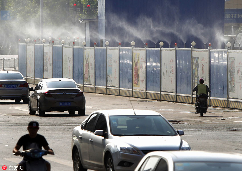 Water mist creates spectacular streetscape in Zhengzhou