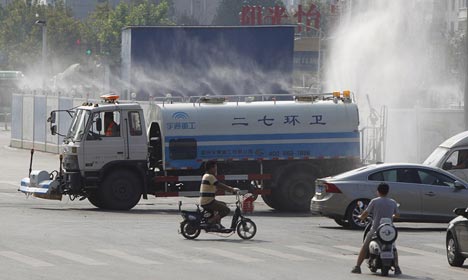 Water mist creates spectacular streetscape in Zhengzhou