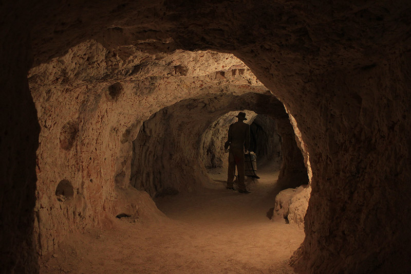 Explore the underground city along the historic path: Ummona Opal Mine &Museum