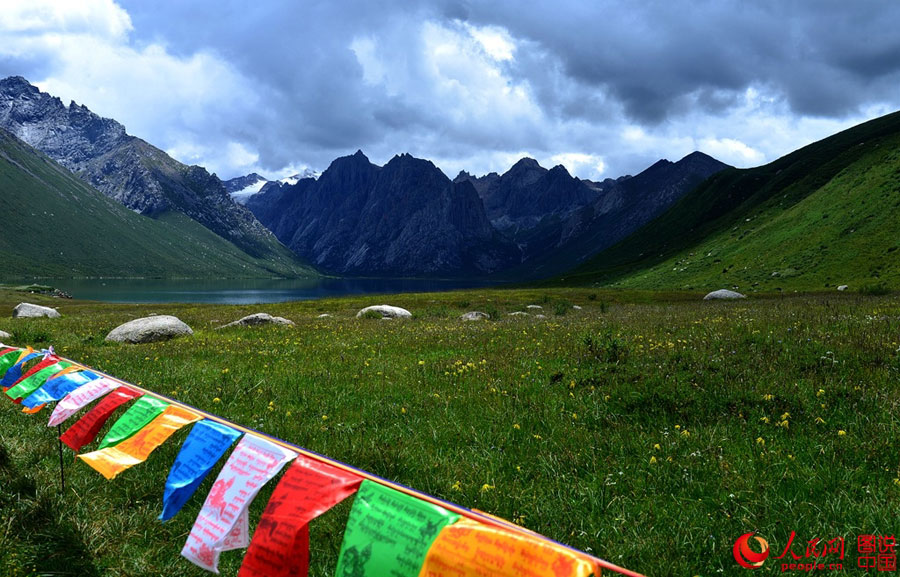 Nianboyuze Peak: majestic mountains, stunning lakes