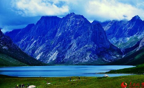 Nianboyuze Peak: majestic mountains, stunning lakes