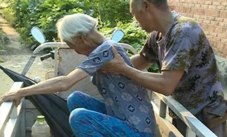 Man brings 91-year-old mother to work with him every day
