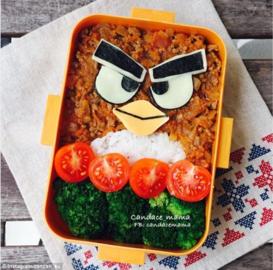 Mother prepares 'cartoon lunches' to encourage daughters to make friends