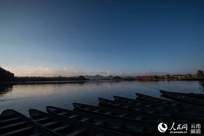 Green mountains and clear water in Puzhehei