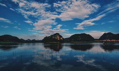 Green mountains and clear water in Puzhehei