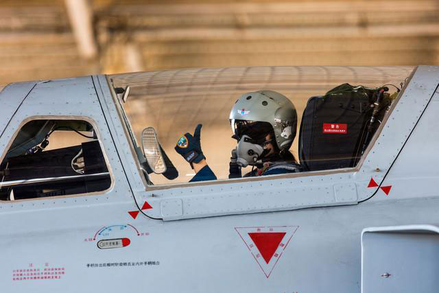 Chinese female pilots fly fighter-bomber JH-7 
